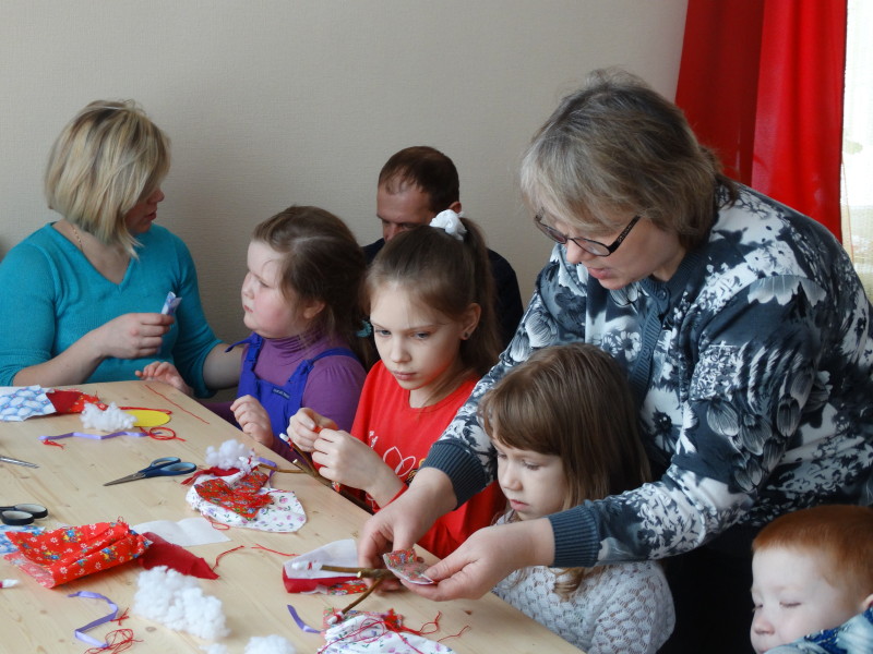 28 февраля в семейном воскресном читальном зале Центральной детской библиотеки состоялся семейный мастер-класс по изготовлению обрядовой куклы «Домашняя Масленица»