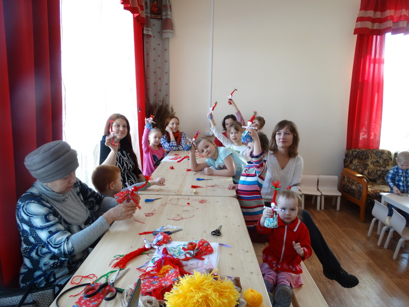 13 марта в Центральной детской библиотеке прошел очередное занятие из цикла «Народный кукольный календарь» — мастер-класс по изготовлению игровой куклы «Веснянка»