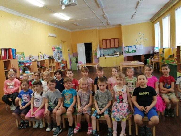 Для детей подготовительной группы детского сада поселка Катунино прошел час познания «Юрий Гагарин -первый космонавт Земли»