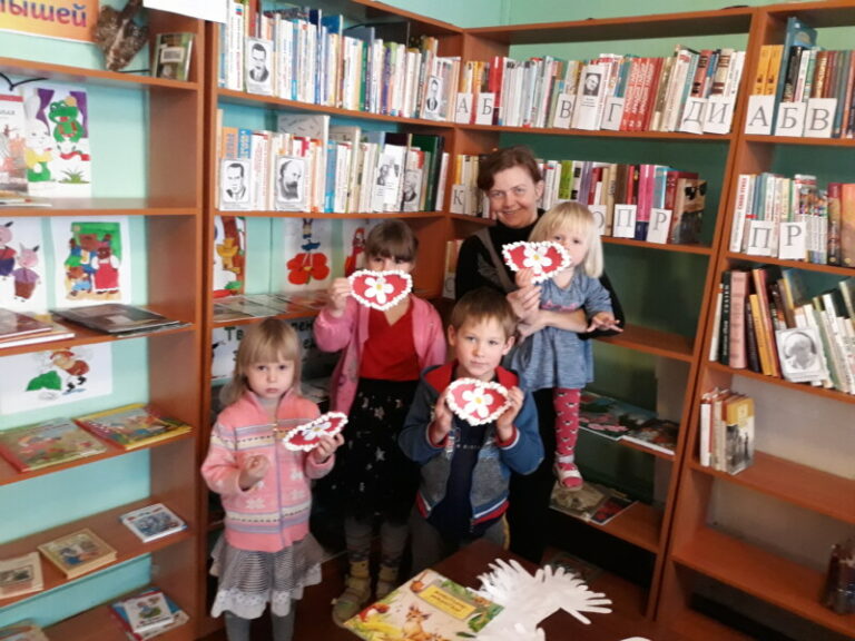 Тематический час «День матери» в Зимне-Золотицкой библиотеке Приморского района