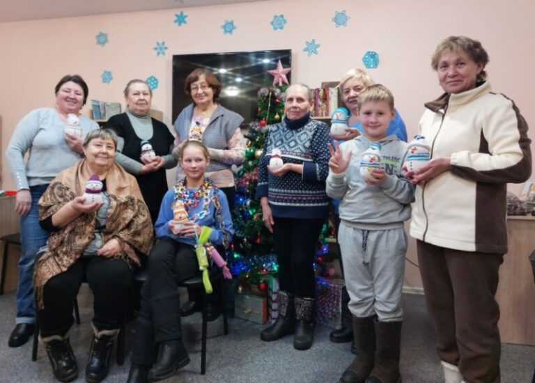 Мастер-класс «Снеговик спешит в гости» в Луговской библиотеке Приморского района