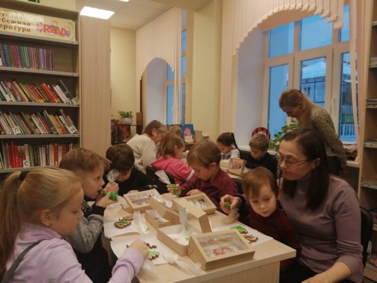 Занимательный час «Новый год идет по свету» в Катунинской библиотеке Приморского района
