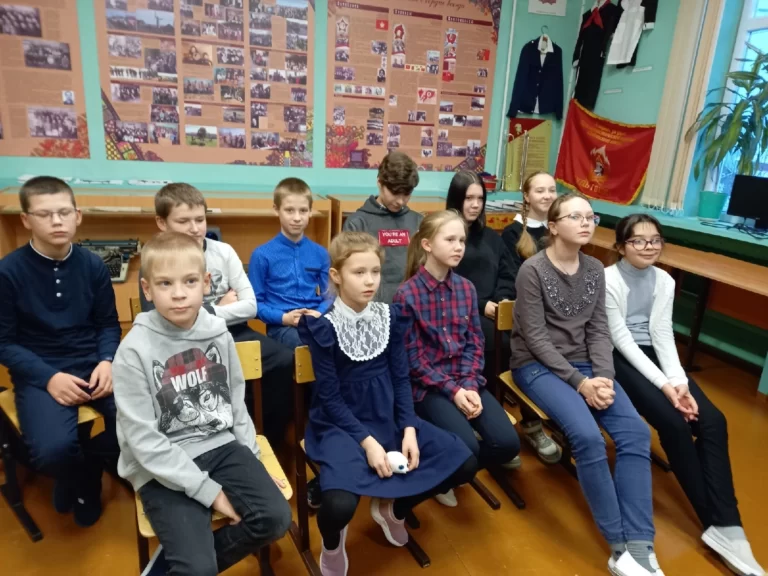 Познавательный час «Матрёшка — загадка и символ России» в Лопшеньгской библиотеке Приморского района