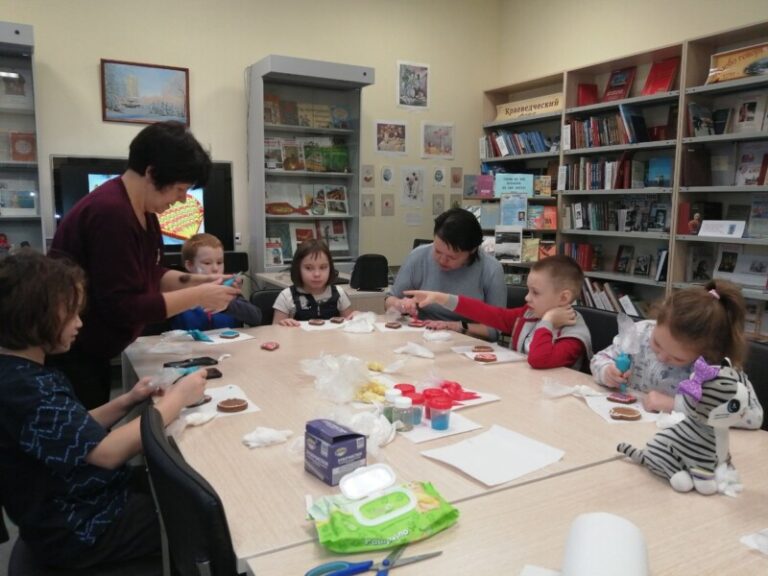 Час весёлых затей «Что такое Новый год?» в Катунинской библиотеке Приморского района