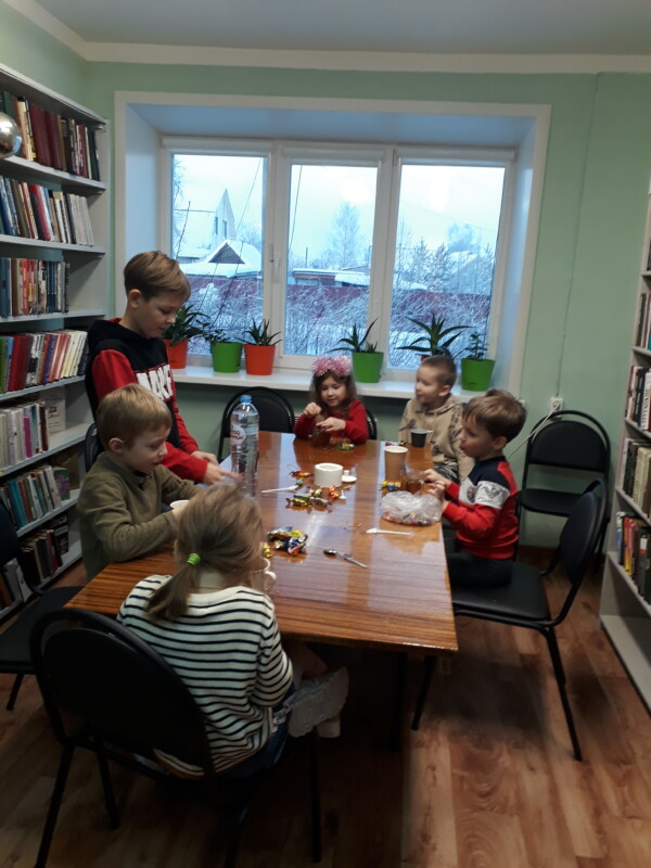 Игра «Новогодняя тропинка» в Лисестровской библиотеке Приморского района