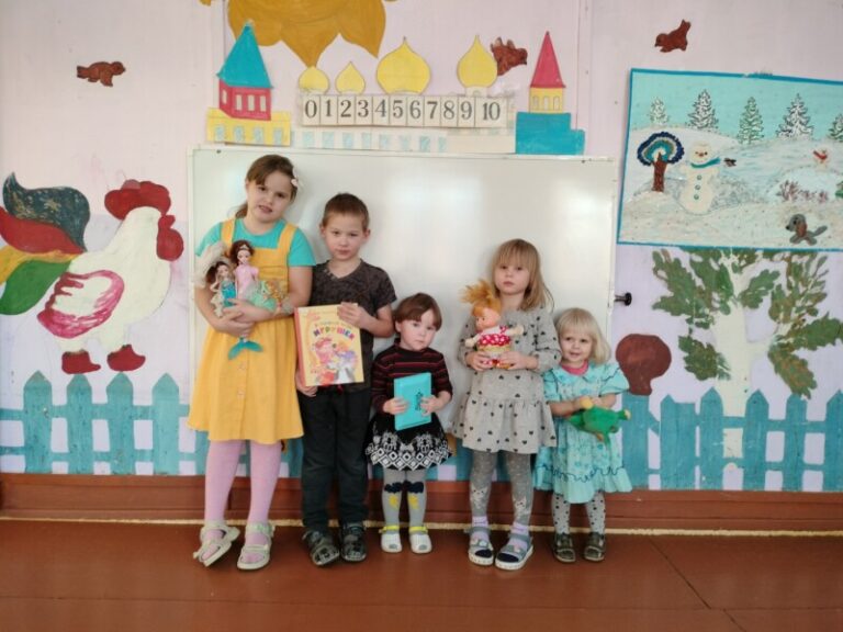 Громкие чтения «Волшебные тайны игрушек» в Зимне-Золотицкой библиотеке Приморского района