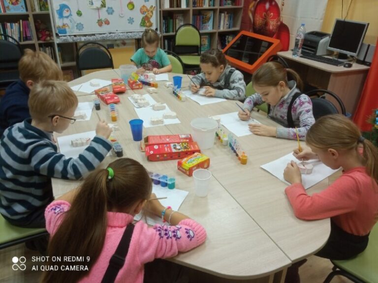 Творческая мастерская «Новогодняя игрушка» в Васьковской библиотеке Приморского района