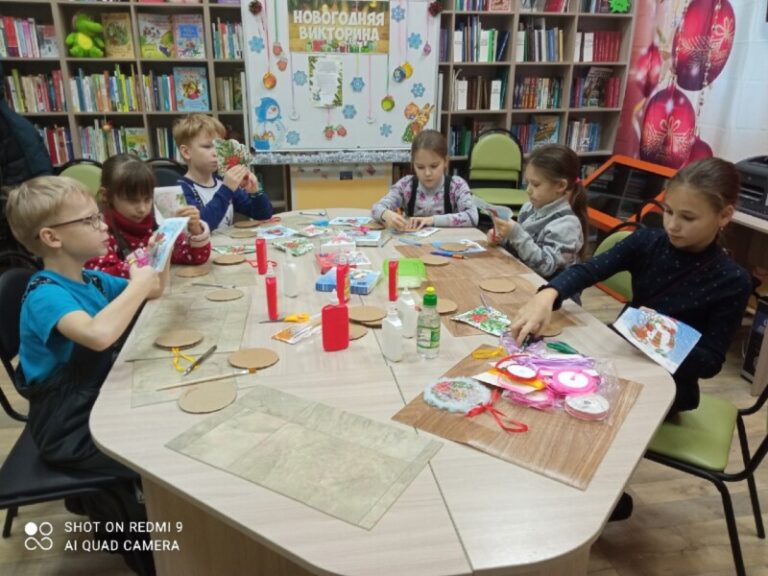 Творческая лаборатория «Новогодние игрушки» в Васьковской библиотеке Приморского района