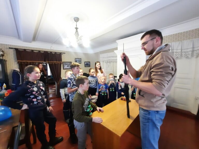 Интеллектуальная игра «Солдатская смекалка» в Пустошинской библиотеке Приморского района