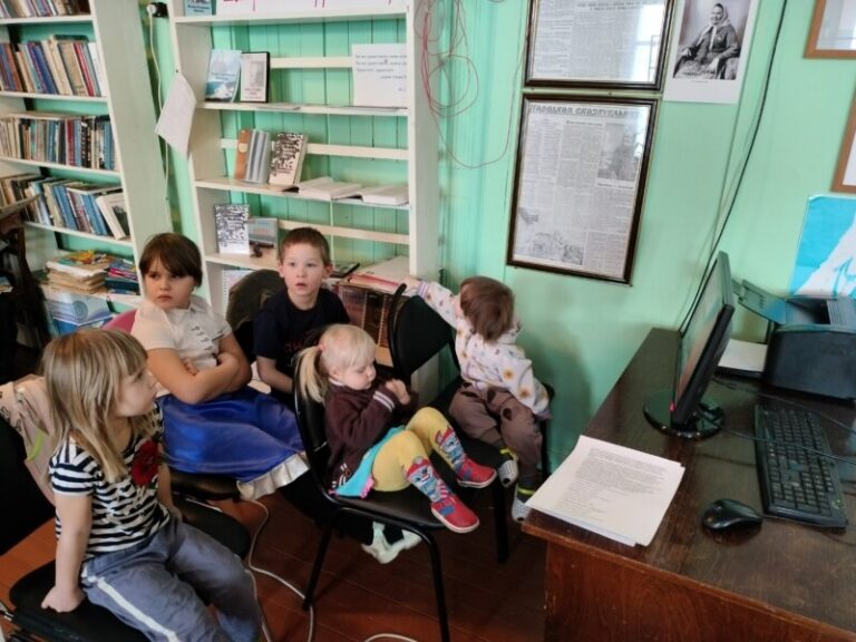 Познавательно-игровой час «Наша армия самая сильная!» в Зимне-Золотицкой библиотеке Приморского района