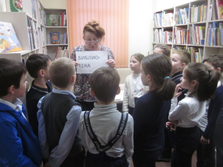 Экскурсия «Дом, где книжки живут» в Заостровской детской библиотеке Приморского района