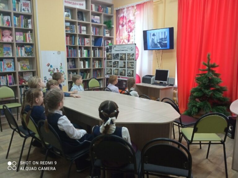 Патриотический час «Символы блокадного Ленинграда» в Васьковской библиотеке Приморского района