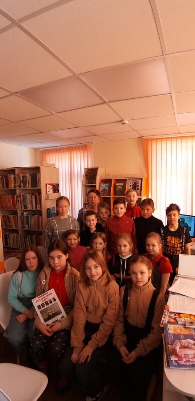 Патриотический час «На героя и слава бежит» в Заостровской детской библиотеке Приморского района