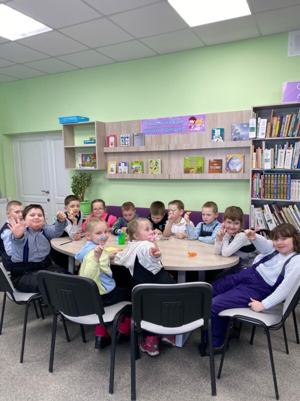 Литературный час «Страна весёлого детства» в Рикасихинской детской библиотеке Приморского района