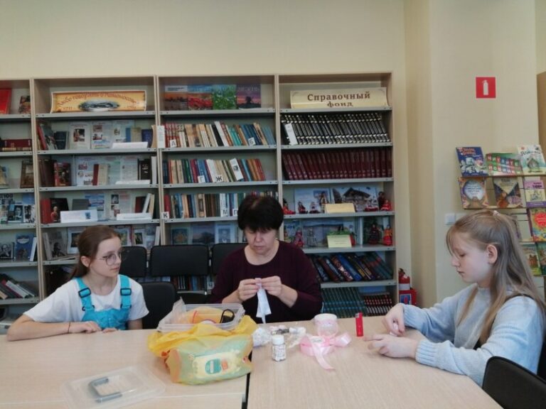 Мастер-класс по канзаши «Заколка Китти» в Катунинской библиотеке Приморского района