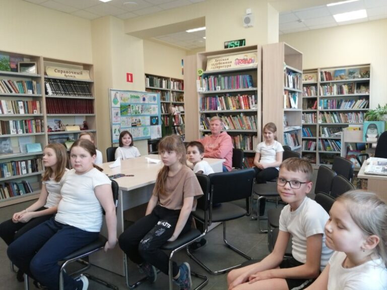 Час истории «Герои — авиаторы поселка Катунино» в Катунинской библиотеке Приморского района