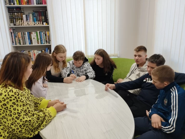 Правовая игра «Избирательная азбука» в Заостровской библиотеке Приморского района