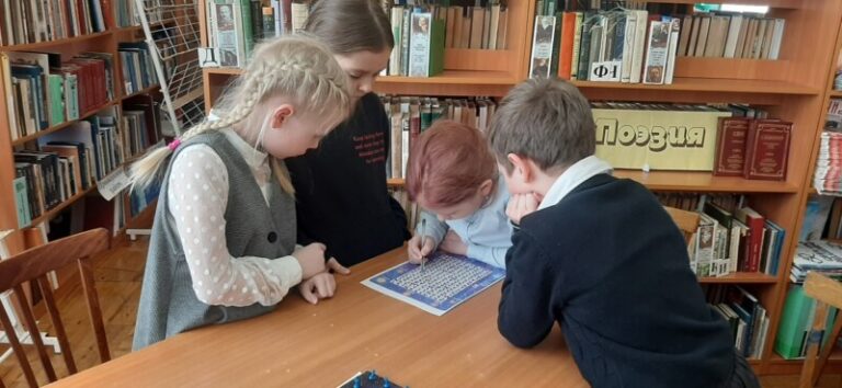 Интеллектуальная игра «Удивительный космос» в Повракульской библиотеке Приморского района