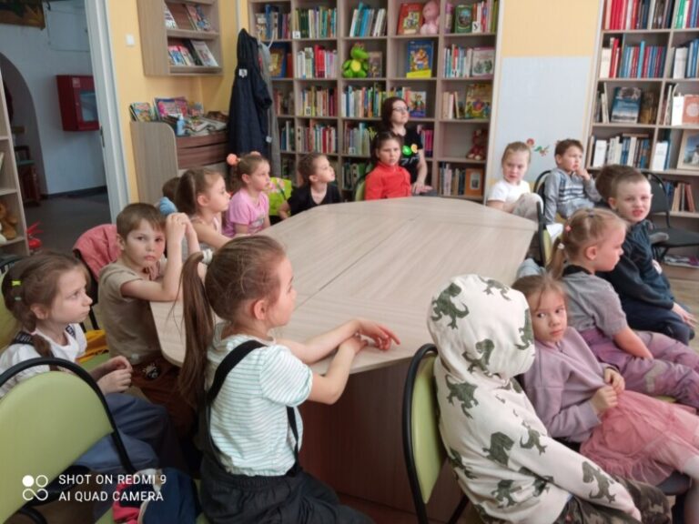 Экологический час «Мир без мусора» в Васьковской библиотеке Приморского района