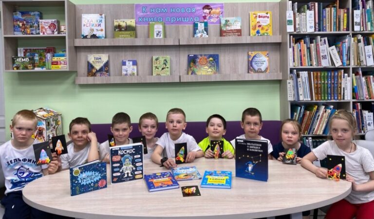 Познавательный час «Удивительный мир космоса» в Рикасихинской детской библиотеке Приморского района