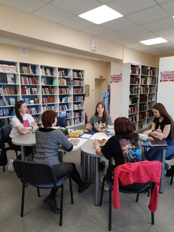 Встреча клуба «Интересный разговор» в Рикасихинской библиотеке Приморского района