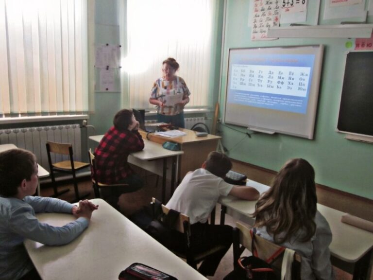 Беседа с элементами игры «Через века несущие свет» в Заостровской детской библиотеке Приморского района