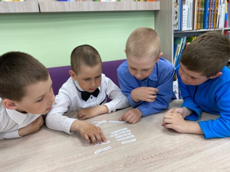 Познавательный час «Островок семейных сокровищ» в Рикасихинской детской библиотеке Приморского района
