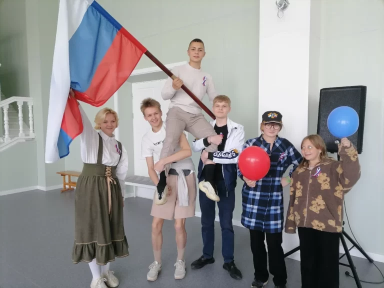 Интерактивная игра «Вместе мы — Россия» в Заостровской библиотеке Приморского района