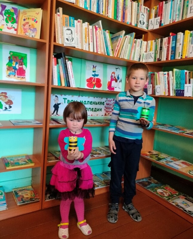 Познавательный час «Пчёлка золотая» в Зимне-Золотицкой библиотеке Приморского района