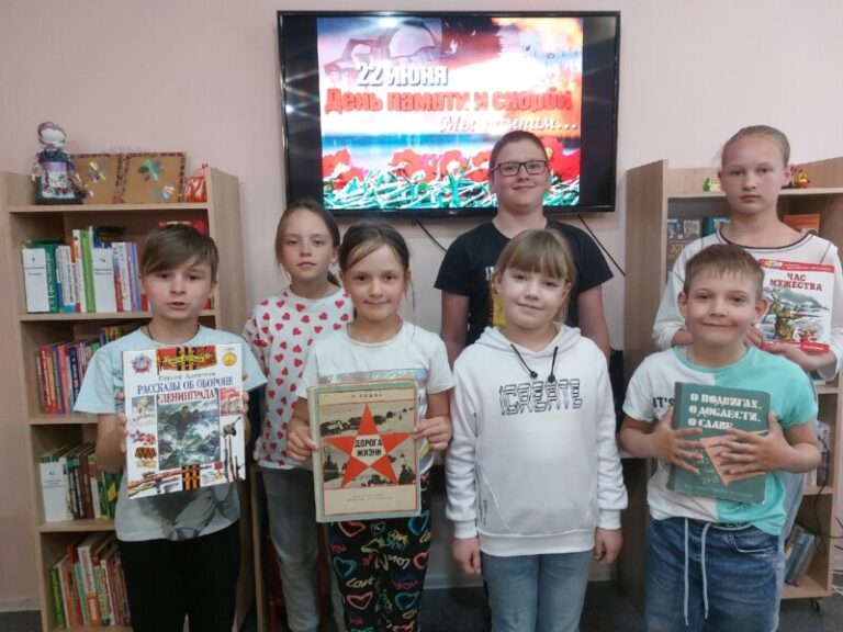 Час мужества «Тот самый длинный день в году» в Луговской библиотеке Приморского района