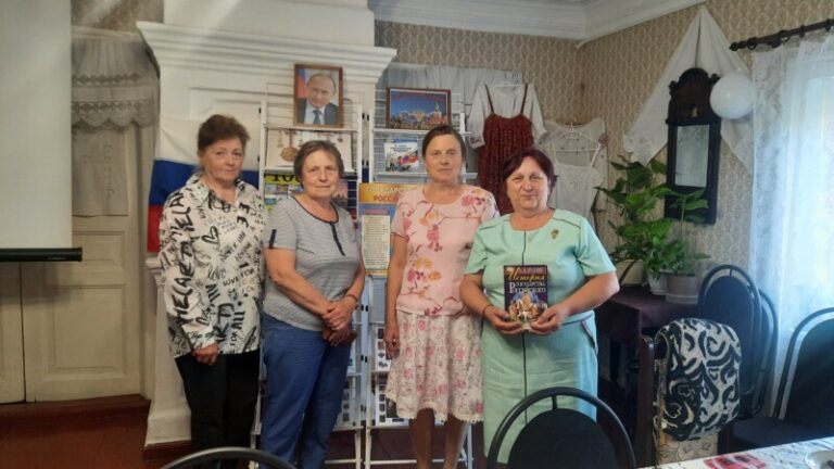 Патриотический час «Я горжусь своей страной» в Пустошинской библиотеке Приморского района