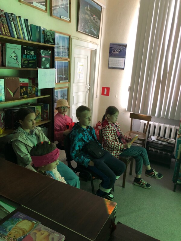 Литературный час «Маленькие шаги по большой дороге» в Соловецкой библиотеке Приморского района