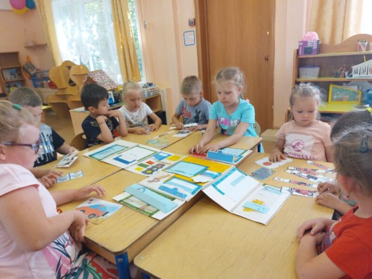 Познавательный час «Мы правила дорожные, усвоить нас не сложно» в Луговской библиотеке Приморского района