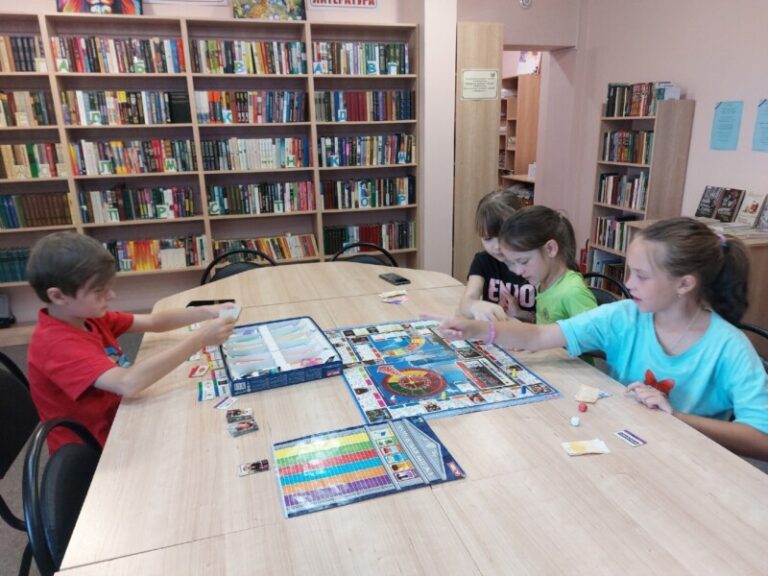Игровая программа «Отдыхай! Играй! Читай!» в Луговской библиотеке Приморского района