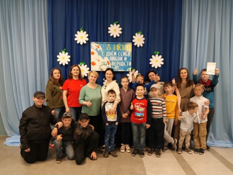 Семейная игровая программа «Семья вместе – душа на месте»  в Катунинской библиотеке Приморского района
