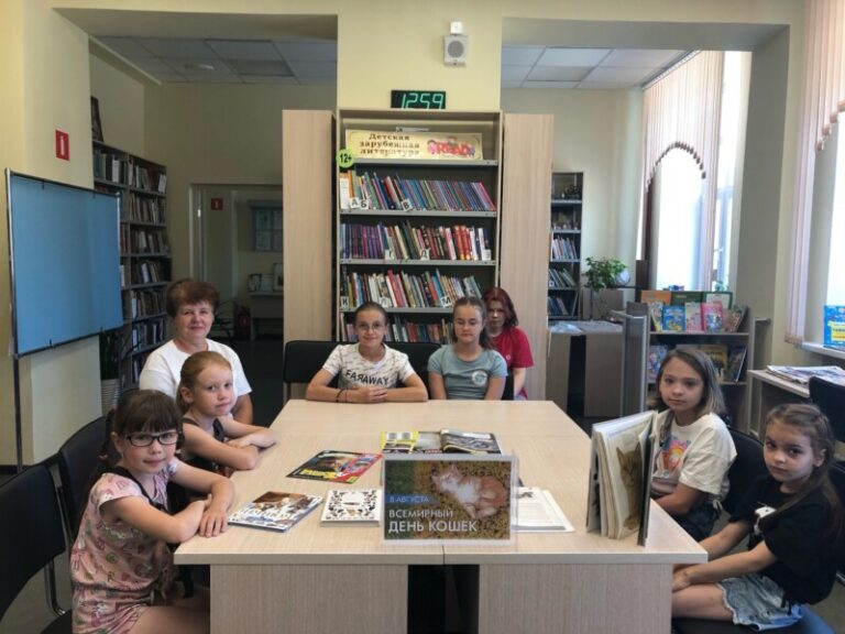 Литературно-творческий час «Как у нашего кота» в Катунинской библиотеке Приморского района