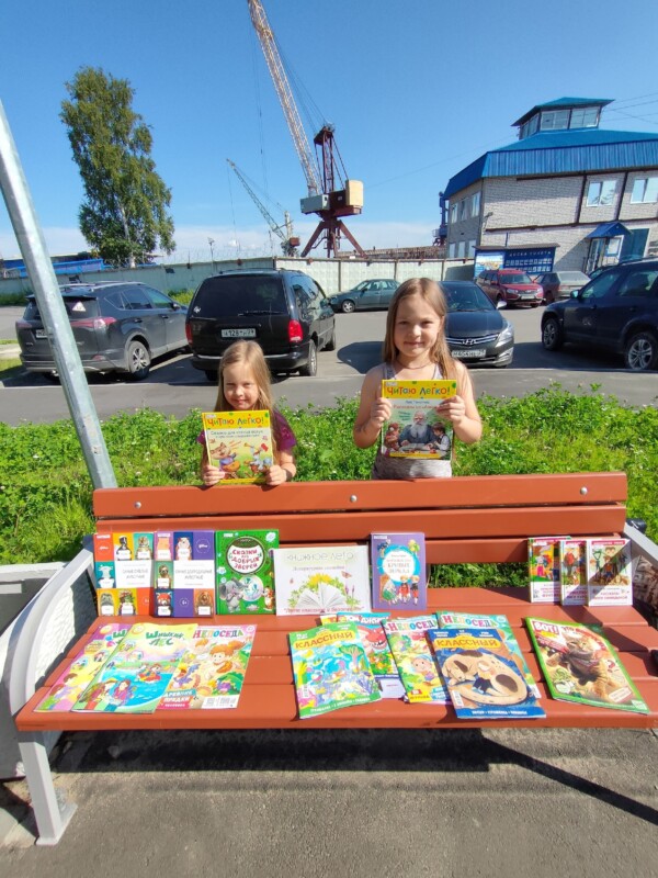 Литературная скамейка «Лето классное и безопасное» в Лайдокской библиотеке Приморского района