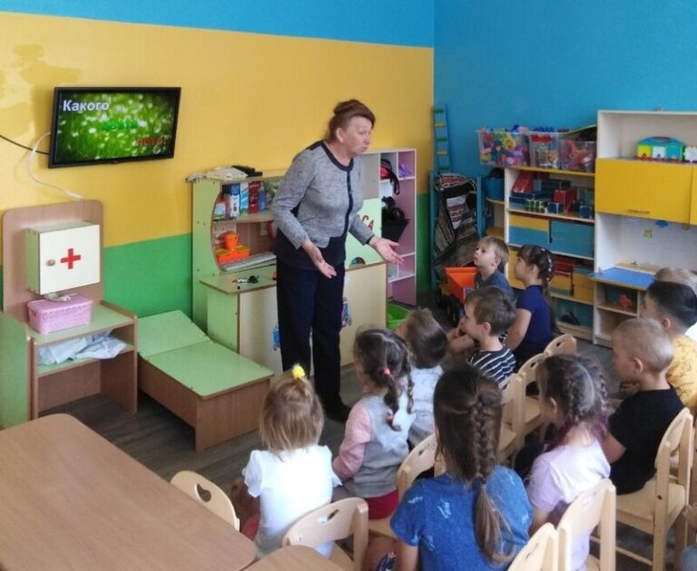 Чтение с расстановками сказки «Куда уходит Лето?» в Заостровской детской библиотеке Приморского района