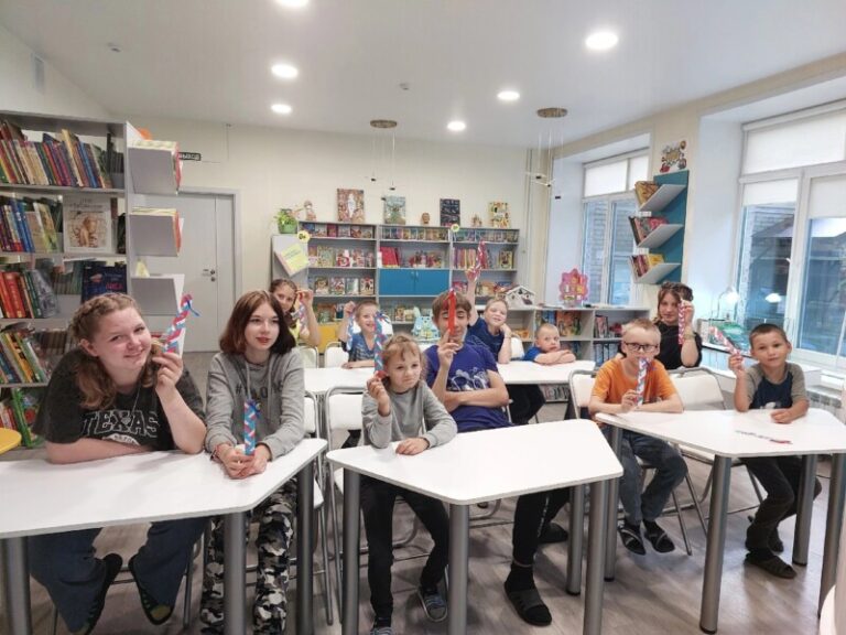 Аукцион знаний с мастер-классом «Три цвета России» в Центральной детской библиотеке Приморского района