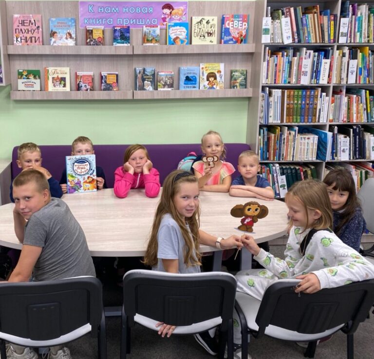 Развлекательная программа «Друг детства – Чебурашка» в Рикасихинской детской библиотеке Приморского района