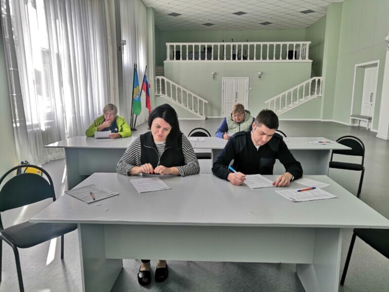 Акция «Областной краеведческий диктант» в Заостровской библиотеке Приморского района