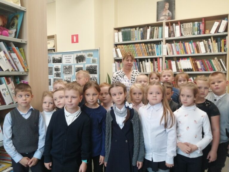 Экскурсия в библиотеку «Весь мир большой от «А» до «Я» откроет книжная страна» в Катунинской библиотеке Приморского района