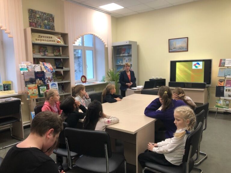 Информационно – познавательный час «Народов много – страна одна» в Катунинской библиотеке Приморского района