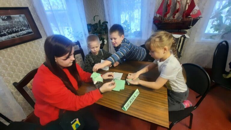 Интеллектуально-развлекательная игра «Давайте, друзья, потолкуем о маме» в Пустошинской библиотеке Приморского района