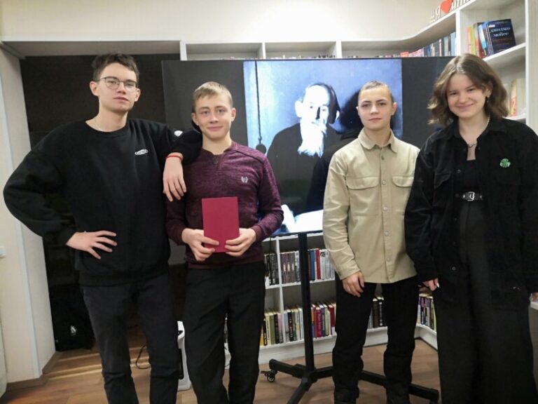 Литературный час «Северный чародей» в Заостровской библиотеке Приморского района 