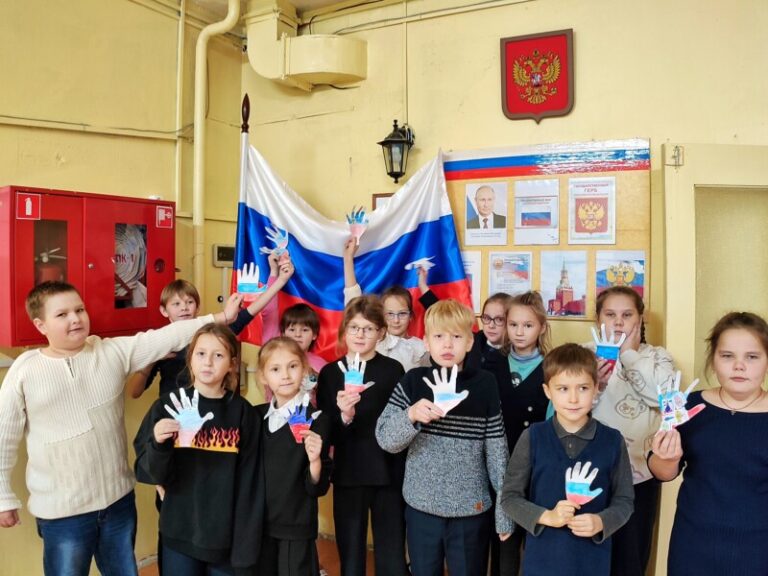Урок-знакомство «Герб Российской Федерации» в Лявленской библиотеке Приморского района
