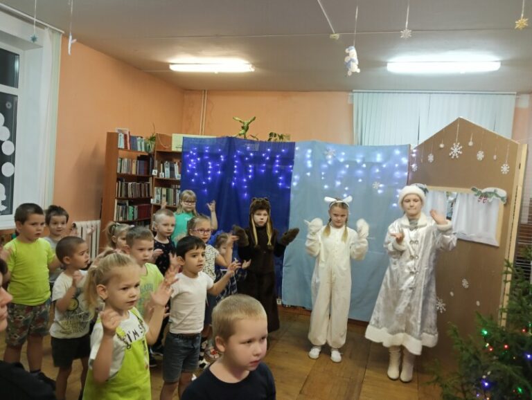 Игровая программа «Как звери ёлку наряжали» в Повракульской библиотеке Приморского района