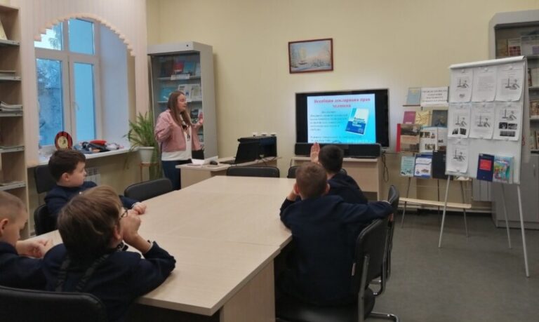 Час информации «Детям о праве» в Катунинской библиотеке Приморского района