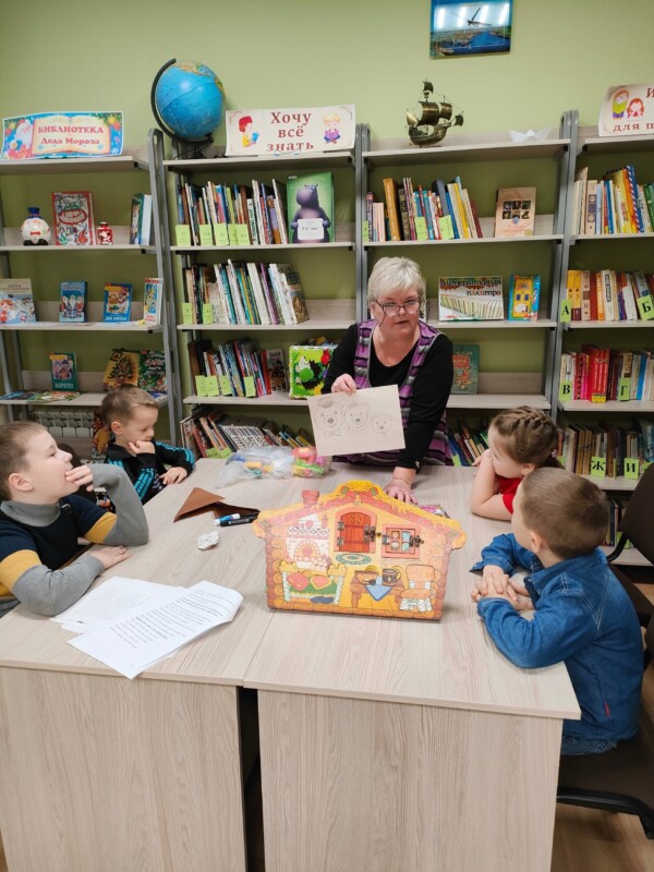 Заседание кружка «ЧитайКомпания» в Лайдокской библиотеке Приморского района