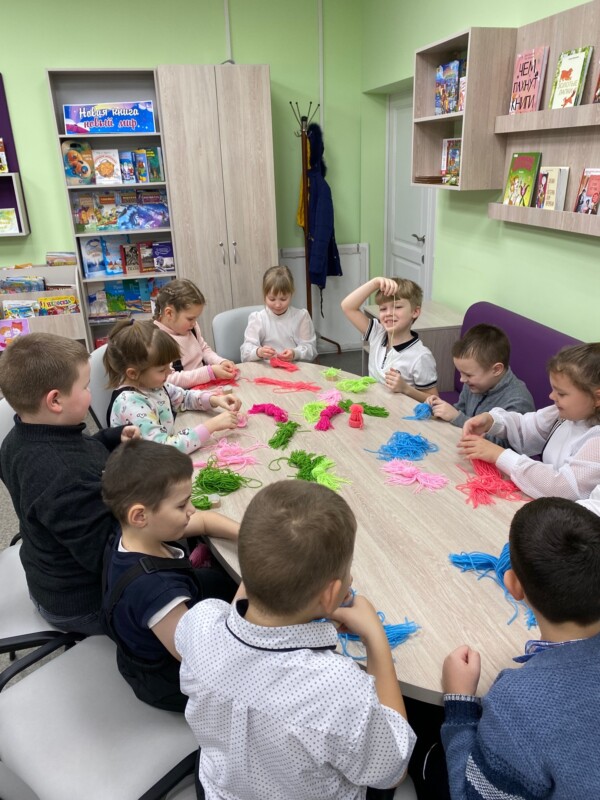 Мастер-класс «Волшебные шапочки» в Рикасихинской детской библиотеке Приморского района